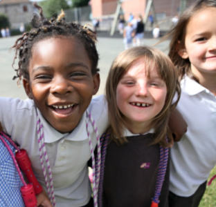 Dvije mlade djevojke u uniformi oponašaju četkanje zuba četkicama od kartona