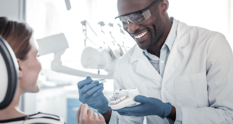 Stomatolog koji liječi ženu